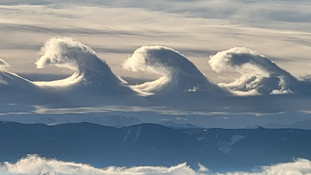 Kelvin-Helmholtz- Rare wave clouds Kelvin-Helmholtz: Rare wave clouds amaze sky-watchers