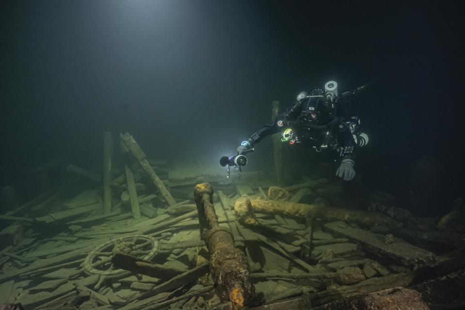 Polish divers on the shpwrech discovering campagne