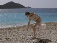 Are you a responsible wildlife traveller? Beach cleanup by a woman tourist